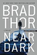 Near Dark: A Thriller di Brad Thor edito da LARGE PRINT DISTRIBUTION