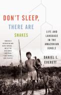 Don't Sleep, There Are Snakes: Life and Language in the Amazonian Jungle di Daniel L. Everett edito da VINTAGE