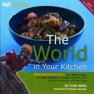 The World in Your Kitchen: Vegetarian Recipes from Africa, Asia, and Latin America for Western Kitchens with Country Inf di Troth Wells edito da NEW INTERNATIONALIST