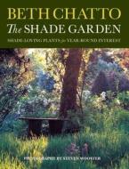 The Shade Garden: Shade-Loving Plants for Year-Round Interest di Beth Chatto edito da Cassell Illustrated