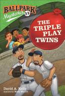 Ballpark Mysteries #17: The Triple Play Twins di David A. Kelly edito da RANDOM HOUSE
