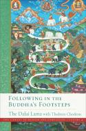 Following in the Buddha's Footsteps di Dalai Lama, Thubten Chodron edito da WISDOM PUBN