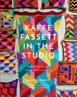 Kaffe Fassett in the Studio: Behind the Scenes with a Master Colorist di Kaffe Fassett edito da ABRAMS