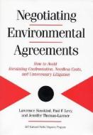 Negotiating Environmental Agreements: How to Avoid Escalating Confrontation Needless Costs and Unnecessary Litigation di Lawrence Susskind, Paul Levy, Jennifer Thomas-Larmer edito da PAPERBACKSHOP UK IMPORT
