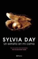 Un Extrano en Mi Cama = A Stranger in My Bed di Silvya Day edito da Planeta