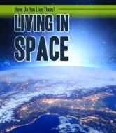 Living in Space di Carol Hand edito da POWERKIDS PR