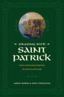 Praying with Saint Patrick: Prayers and Devotions Inspired by the Irish Hero of the Faith di Aaron Burns, Matt Mikalatos edito da TYNDALE MOMENTUM