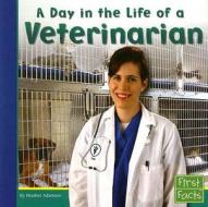 A Day in the Life of a Veterinarian di Heather Adamson edito da CAPSTONE PR
