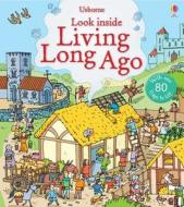Look Inside Living Long Ago di Abigail Wheatley edito da Usborne Publishing Ltd