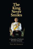 The King Never Smiles - A Biography of Thailand′s Bhumibol Adulyadej di Paul M. Handley edito da Yale University Press