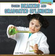 Using Beakers and Graduated Cylinders di Lorijo Metz edito da PowerKids Press