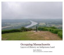 Occupying Massachusetts: Layers of History on Indigenous Land di Sandra Matthews edito da GEORGE F THOMPSON PUB