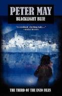 Blacklight Blue: An Enzo File di Peter May edito da POISONED PEN PR