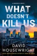 What Doesn't Kill Us: A McKenzie Novel di David Housewright edito da MINOTAUR
