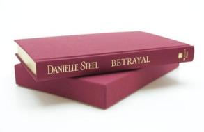 Betrayal (Limited Edition) di Danielle Steel edito da Delacorte Press