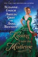 Kissing Under the Mistletoe di Suzanne Enoch, Amelia Grey, Anna Bennett edito da ST MARTINS PR