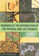 Research at the Intersection of the Physical and Life Sciences di National Research Council, Division on Earth and Life Studies, Division on Engineering and Physical Sci edito da NATL ACADEMY PR