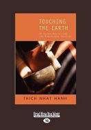 Touching the Earth: 46 Guided Meditations for Mindfulness Practice (Easyread Large Edition) di Thich Nhat Hanh edito da SELF