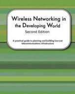 Wireless Networking in the Developing World Second Edition: A Practical Guide to Planning and Building Low-Cost Telecommunications Infrastructure di Sebastian Buttrich, Corinna Elektra Aichele, Rob Flickenger edito da Createspace