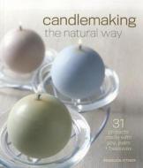 Candlemaking the Natural Way: 31 Projects Made with Soy, Palm & Beeswax di Rebecca Ittner edito da LARK BOOKS