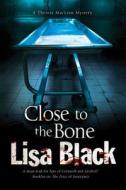 Close to the Bone: A Theresa MacLean Forensic Mystery di Lisa Black edito da Severn House Large Print