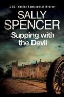 Supping with the Devil: A British Police Procedural di Sally Spencer edito da Severn House Large Print