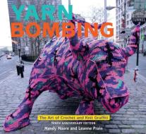 Yarn Bombing: The Art of Crochet and Knit Graffiti: Tenth Anniversary Edition di Mandy Moore, Leanne Prain edito da ARSENAL PULP PRESS