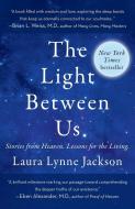 The Light Between Us: Stories from Heaven. Lessons for the Living. di Laura Lynne Jackson edito da SPIEGEL & GRAU