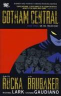 Gotham Central Deluxe di Greg Rucka, Ed Brubaker, Michael Lark edito da Titan Books Ltd