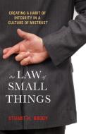 The Law Of Small Things di Stuart H. Brody edito da Berrett-Koehler Publishers