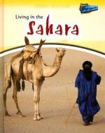 Living in the Sahara di Nicola Barber edito da Raintree