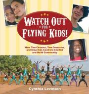 Watch Out for Flying Kids: How Two Circuses, Two Countries, and Nine Kids Confront Conflict and Build Community di Cynthia Levinson edito da PEACHTREE PUBL LTD
