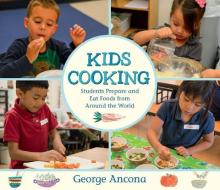 Kids Cooking: Students Prepare and Eat Foods from Around the World di George Ancona edito da CANDLEWICK BOOKS