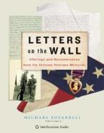 Letters on the Wall: Offerings and Remembrances from the Vietnam Veterans Memorial di Michael Sofarelli edito da Smithsonian Books (DC)
