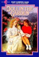 The Doll in the Garden: A Ghost Story di Mary Downing Hahn edito da Turtleback Books