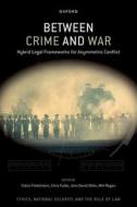 Between Crime And War di Finkelstein edito da Oxford University Press Inc