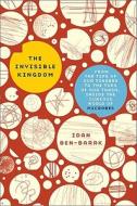The Invisible Kingdom: From the Tips of Our Fingers to the Tops of Our Trash, Inside the Curious World of Microbes di Idan Ben-Barak edito da Basic Books (AZ)