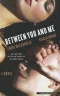 Between You and Me di Emma McLaughlin, Nicola Kraus edito da Wheeler Publishing