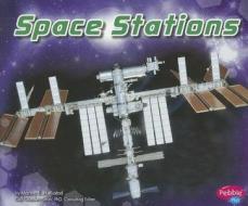 Space Stations di Martha E. H. Rustad edito da Capstone Press