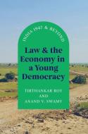 Law And The Economy In A Young Democracy di Tirthankar Roy, Anand V Swamy edito da The University Of Chicago Press