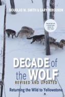 Decade of the Wolf, Revised and Updated: Returning the Wild to Yellowstone di Douglas Smith, Gary Ferguson edito da LYONS PR