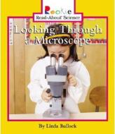 Looking Through a Microscope (Rookie Read-About Science: Physical Science: Previous Editions) di Linda Bullock edito da Scholastic Inc.