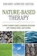 Nature-Based Therapy: A Practitioner's Guide to Working Outdoors with Children, Youth, and Families di Nevin J. Harper, Kathryn Rose, David Segal edito da NEW SOC PR