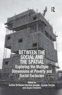 Between the Social and the Spatial: Exploring the Multiple Dimensions of Poverty and Social Exclusion di Katrien De Boyser, Jurgen Friedrichs edito da ROUTLEDGE