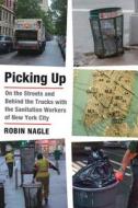 Picking Up: On the Streets and Behind the Trucks with the Sanitation Workers of New York City di Robin Nagle edito da Farrar Straus Giroux