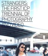 Strangers: The First ICP Triennial of Photography and Video edito da Steidl Dap