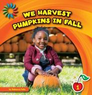 We Harvest Pumpkins in Fall di Rebecca Felix edito da CHERRY LAKE PUB
