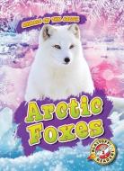 Arctic Foxes di Rebecca Pettiford edito da BLASTOFF READERS