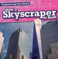 How a Skyscraper Is Built di Therese Shea edito da Gareth Stevens Publishing