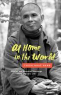 At Home in the World: Stories and Essential Teachings from a Monk's Life di Thich Nhat Hanh edito da PARALLAX PR